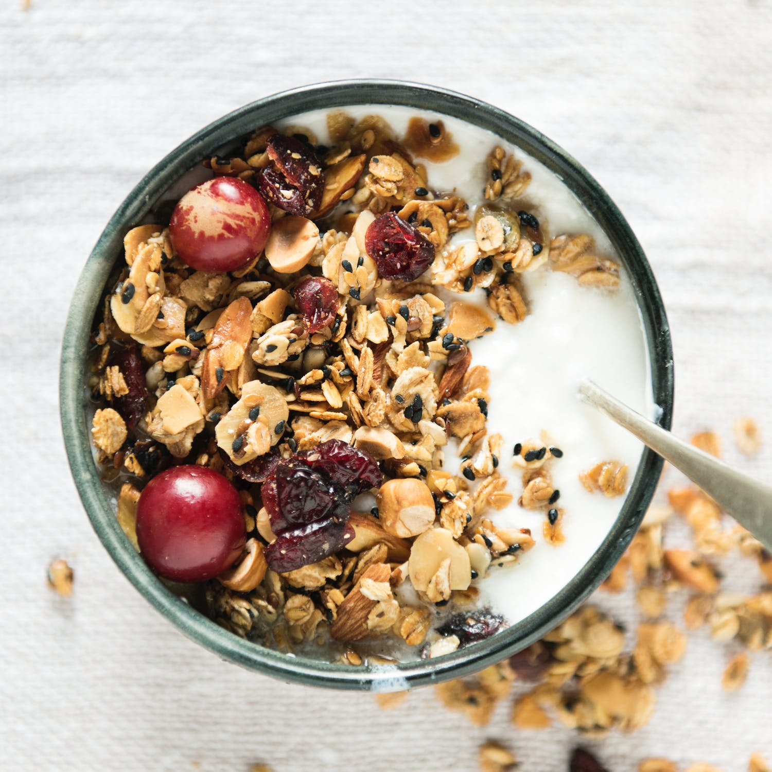 Yogurt with oats, nuts, and berries